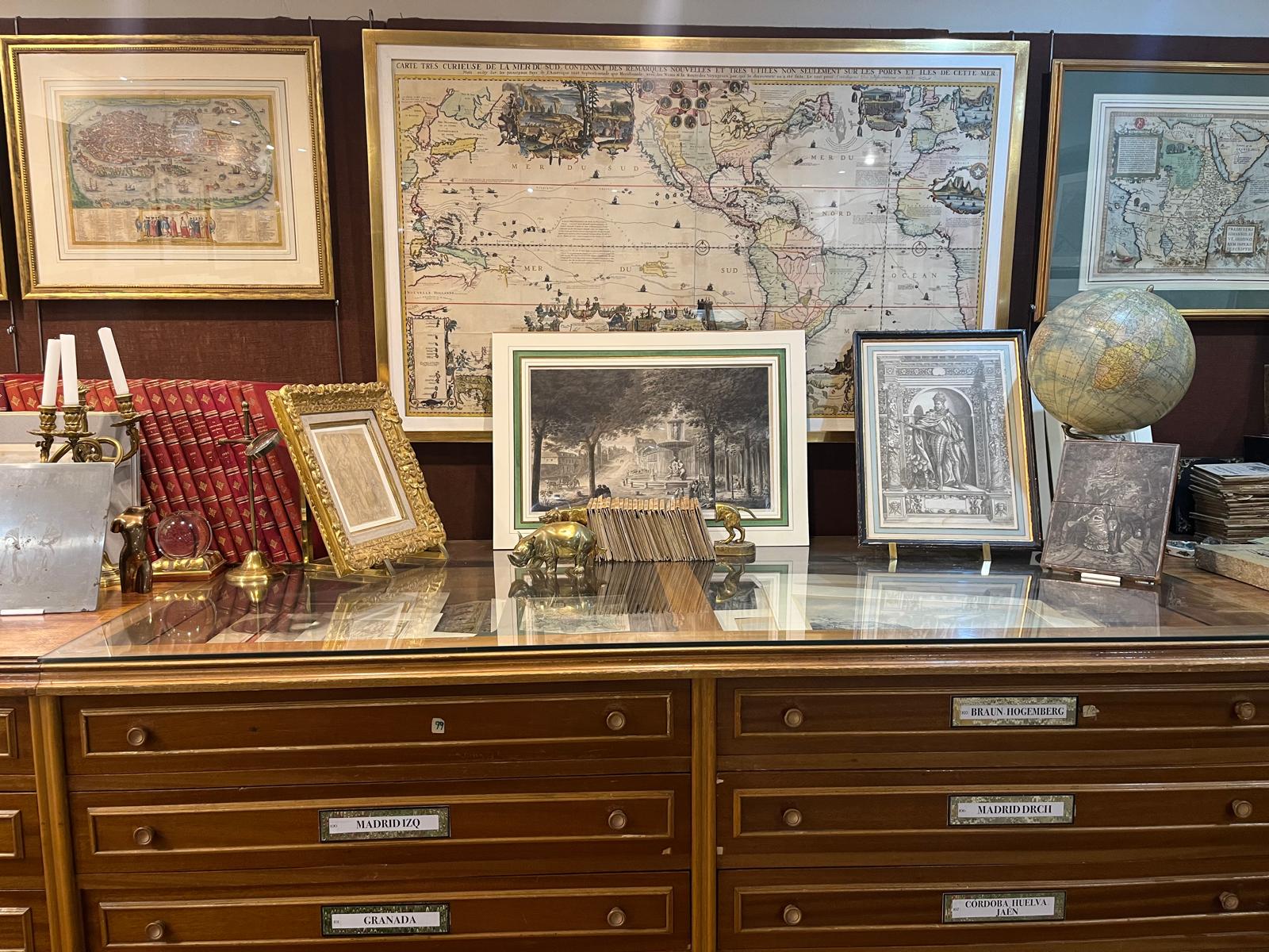 Mapas antiguos sobre mesa — colección de Galería Frame